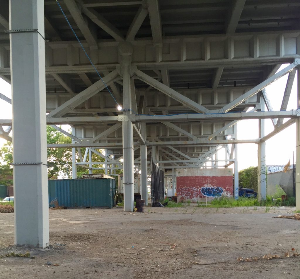 Undeveloped area underneath the F/G subway tracks along 10th Street between 2nd and 3rd Avenue